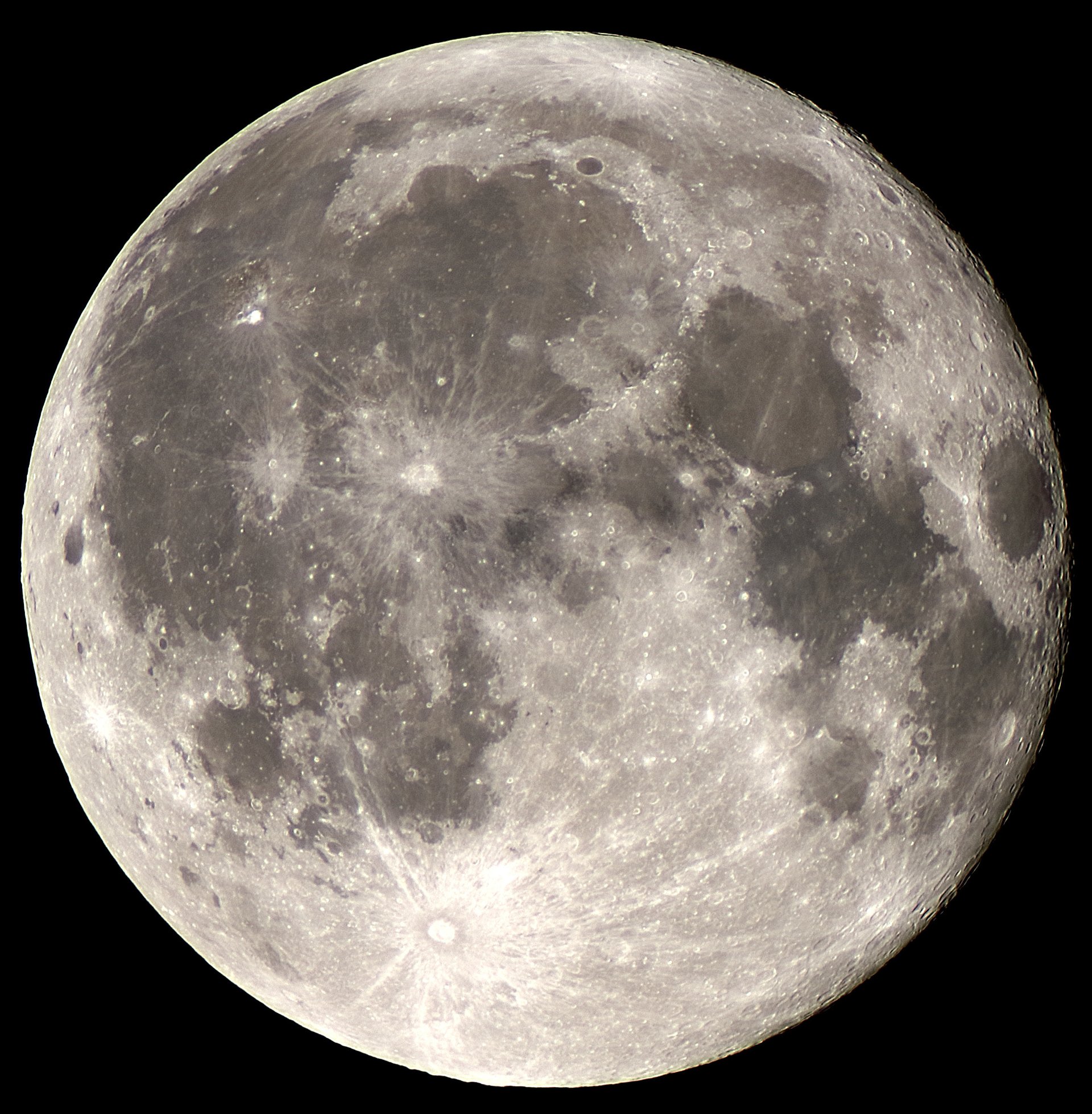 The full moon of the 10th of August, 2025, captured using prime focus, stacked.